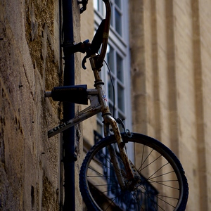Un cadre de vélo découpé attaché à un mur de pierres - France  - collection de photos clin d'oeil, catégorie rues
